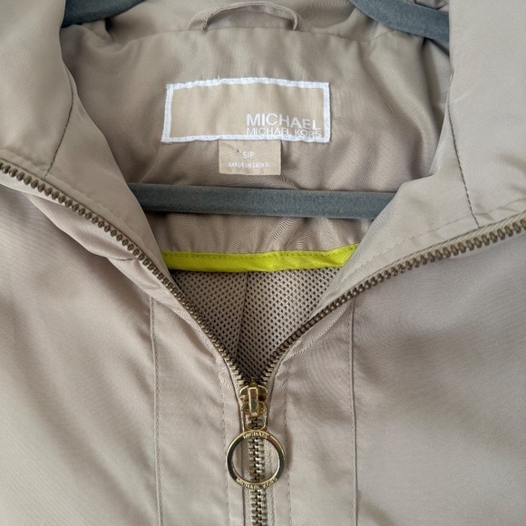 Michael Kors Tan Spring Windbreaker | Size Small | Gold Hardware - Picture 5 of 6